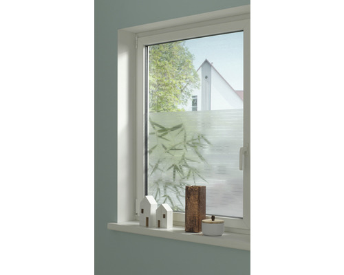 Bílé okno s dekorací na okenním parapetu