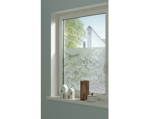 Okno s mléčnou fólií a dekorací na parapetu