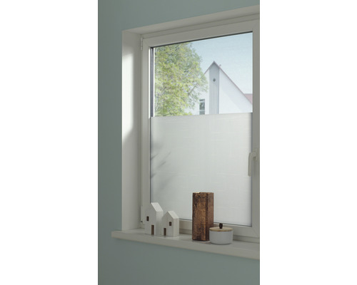 Okno s poloprůhlednou roletou pro soukromí a dekoraci