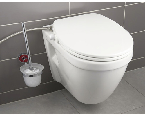 Závěsné sprchové WC s toaletní štětkou na stěně