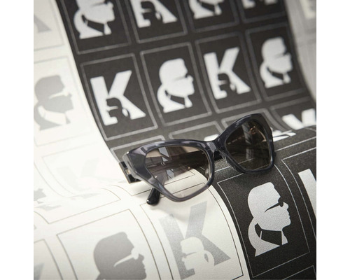 Brýle na roli tapety s motivy Karla Lagerfelda.