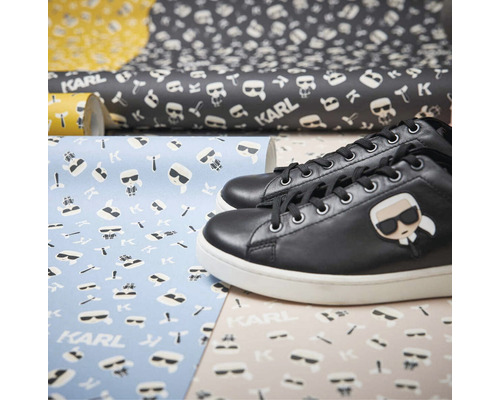 Vícebarevné tapety s motivy Karla Lagerfelda a černé tenisky