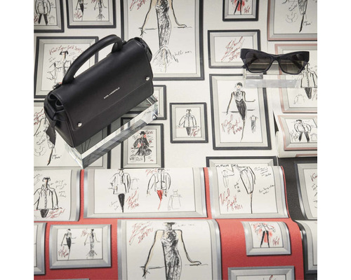 Černá kabelka Karl Lagerfeld a sluneční brýle před stěnou s módními kresbami.