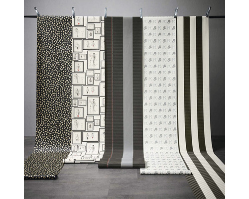 Výběr vzorovaných tapet zavěšených na šňůře na prádlo