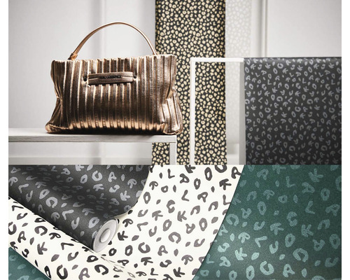 Různé vzory tapet a kabelka na polici.