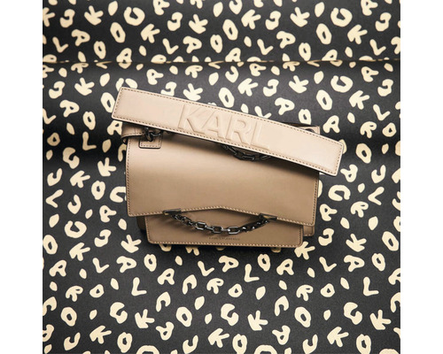 Kabelka Karl Lagerfeld na vzorovaném pozadí