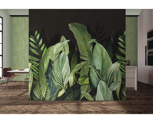 Interiér s tapetou s tropickými listy na stěně.