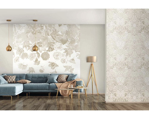 Obývací pokoj s květinovou fototapetou, vzorovanou tapetou a modrou pohovkou.