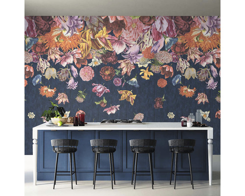 Kuchyňská scéna s květinovou tapetou nad kuchyňským pultem s barovými stoličkami