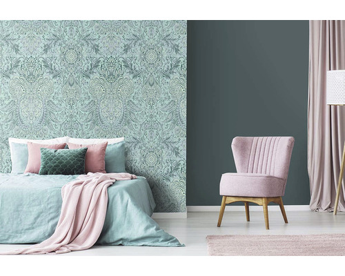 Ložnice s vzorovanými tapetami a postelí