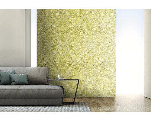 Obývací pokoj s pohovkou a vzorovanou tapetou