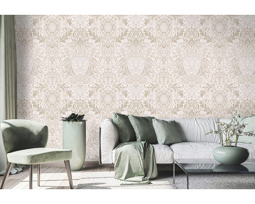 Obývací pokoj s vzorovanou tapetou, pohovkou, křeslem a dekorací