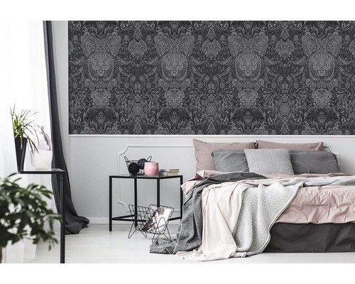 Ložnice s tmavou vzorovanou tapetou