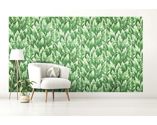 Pokoj s tapetou s motivem listů, křeslem, stojací lampou a hrnkovou rostlinou