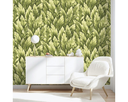 Obývací pokoj s tapetou se vzorem listů, komodou a křeslem