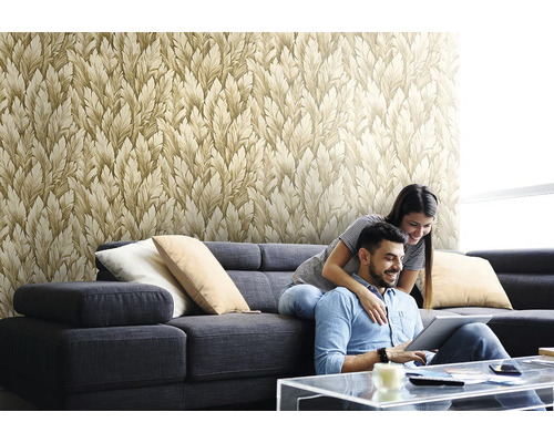 Obývací pokoj s vzorovanou tapetou a pár na pohovce