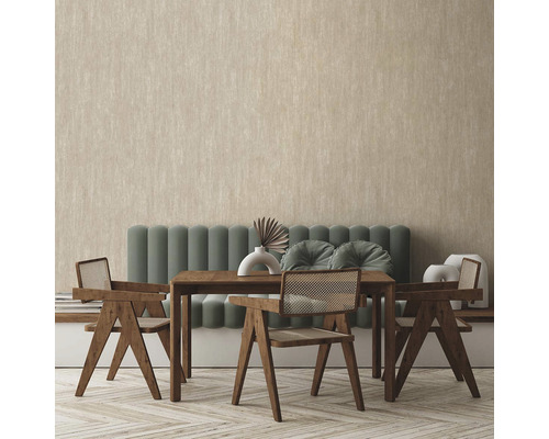 Jídelna se stolem, židlemi a obložením stěn