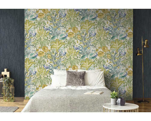 Ložnice s květinovou tapetou a tapetou se vzorem ptáků, postelí a nočním stolkem