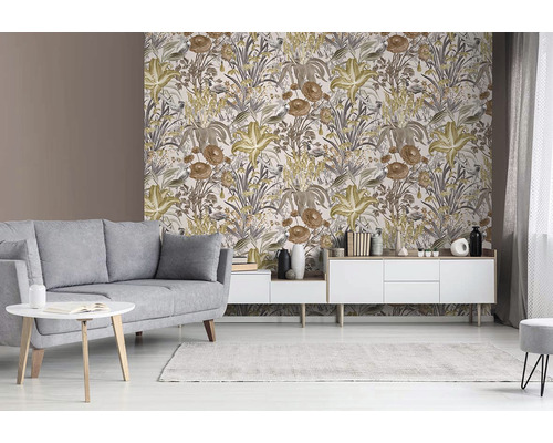 Obývací pokoj s pohovkou, stolem, komodou a tapetou s květinovým vzorem