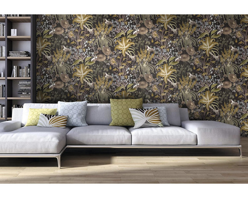 Obývací pokoj s šedou pohovkou a květinovou tapetou