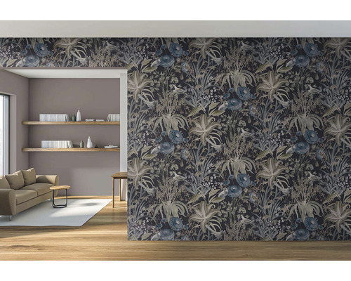 Zdobený obývací pokoj s květinovou tapetou, policemi a pohovkou.