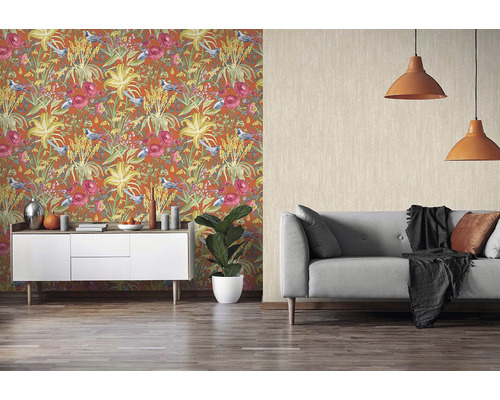 Obývací pokoj s tapetou s květinovým a ptačím vzorem, příborník, rostlina a pohovka