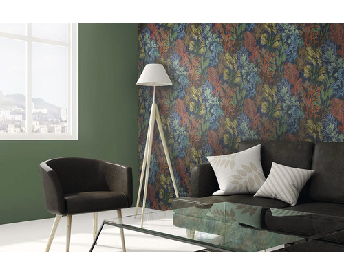 Obývací pokoj s pohovkou, křeslem, stojací lampou a vzorovanou tapetou