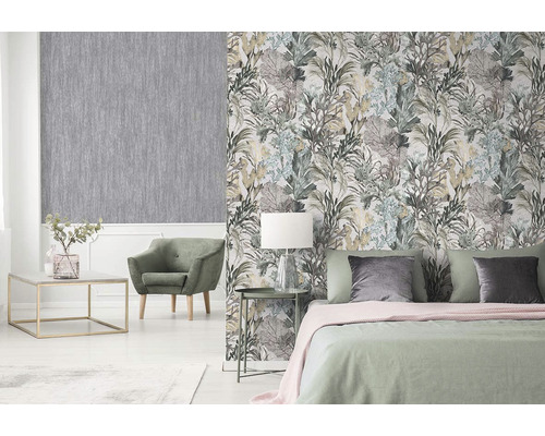 Ložnice s květinovou tapetou a šedou tapetou