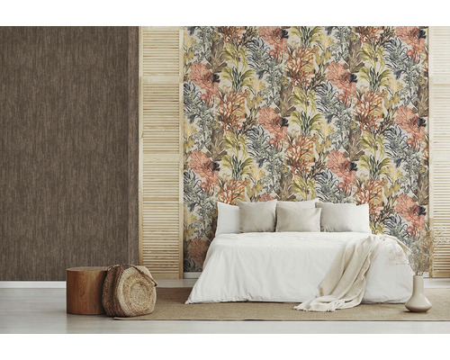 Ložnice s květinovou tapetou a jednoduchou výzdobou