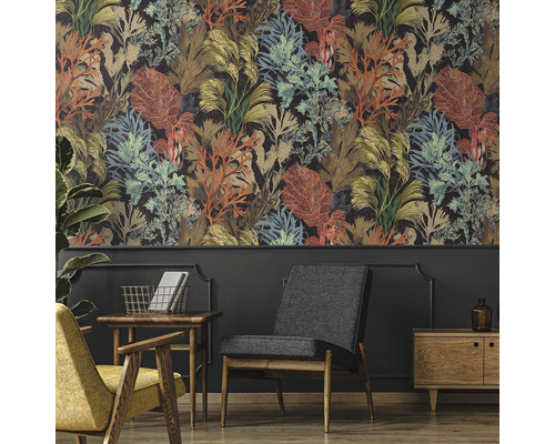 Obývací pokoj s vzorovanou tapetou, židlemi a dřevěným stolem