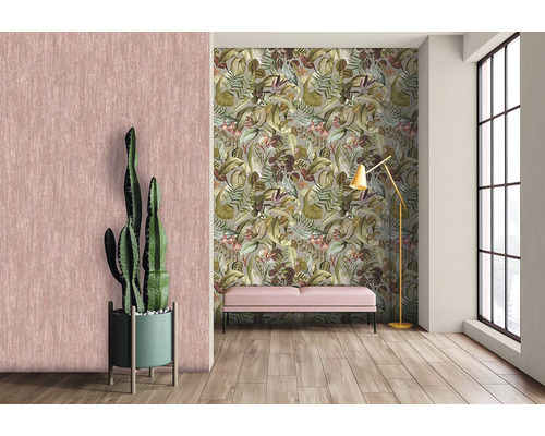 Dekorativní pokoj s tropickou tapetou, kaktusem a lavicí
