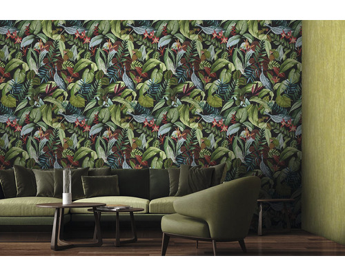 Obývací pokoj s tapetou džungle s listy a zelenou pohovkou