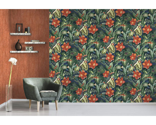 Obývací pokoj s tapetou džungle, křeslem a nástěnnými policemi pro stylový interiér