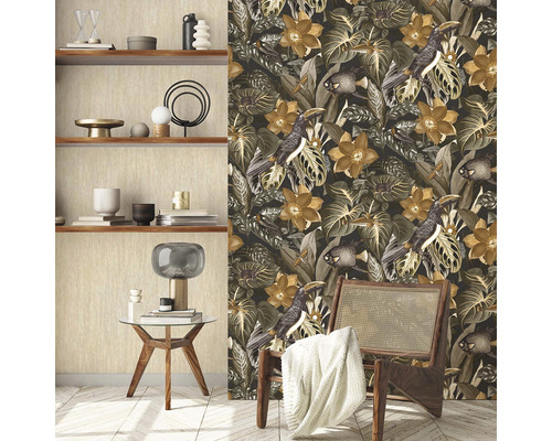 Obývací pokoj s policí a stěnou s tapetou s tropickými ptáky