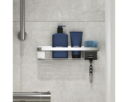 Koupelnová police s pleťovou vodou, tubou, houbou a holicím strojkem