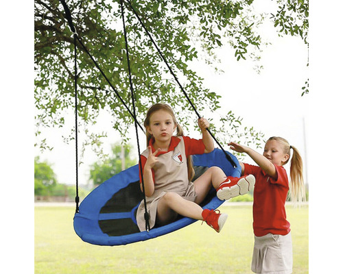 Dvě dívky si hrají s modrou houpačkou zavěšenou na stromě