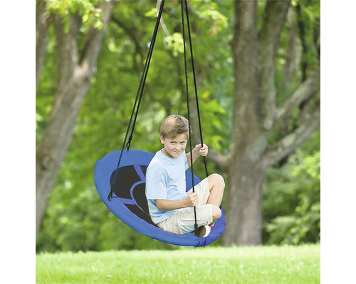 Dítě na kulaté houpačce na zahradě