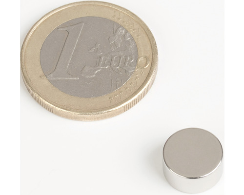 Neodymový magnet vedle jednoeurové mince