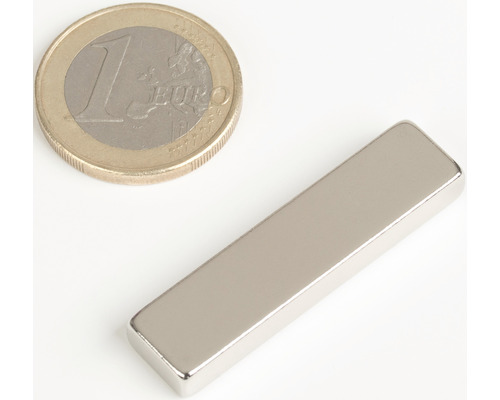Magnet ve tvaru tyče vedle euromince
