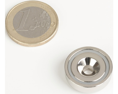 Kulatý hrncový magnet se zahloubeným otvorem ve srovnání s jednou euro mincí
