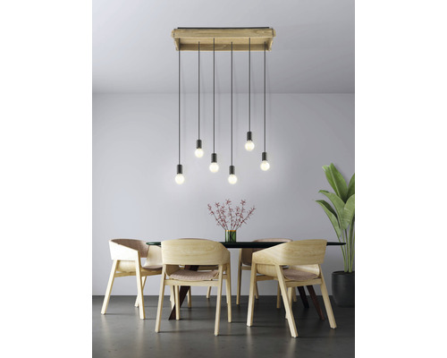 Jídelna s jídelním stolem, židlemi a závěsnou lampou se sedmi žárovkami