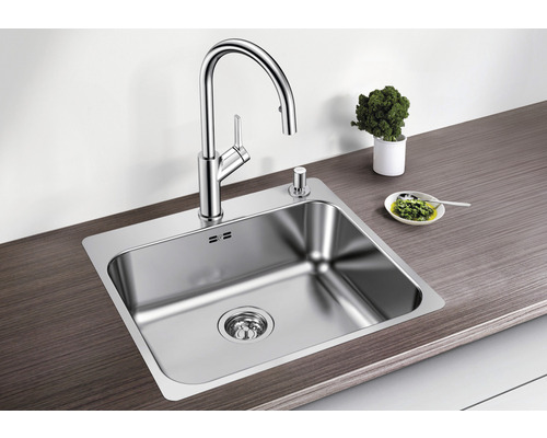 Nerezový dřez s vodovodní baterií a dávkovačem mýdla na pracovní desce