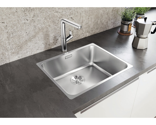 Nerezový dřez s baterií na pracovní desce