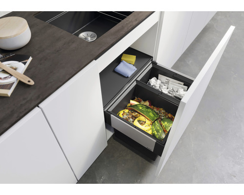 Kuchyňská skříňka se systémem třídění odpadu a dvěma odpadkovými koši