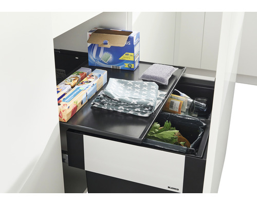 Výsuvná kuchyňská skříňka se systémem třídění odpadu a kuchyňským náčiním