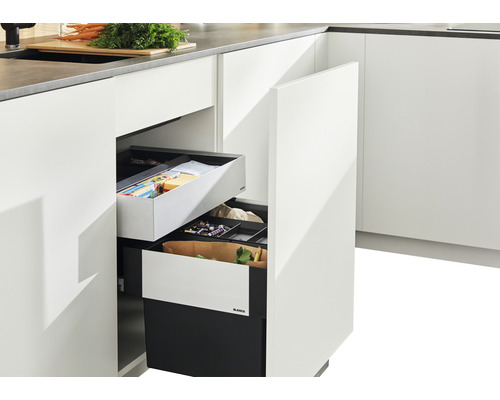 Kuchyňská skříňka se systémem třídění odpadu a výsuvy pro uložení kuchyňských potřeb.