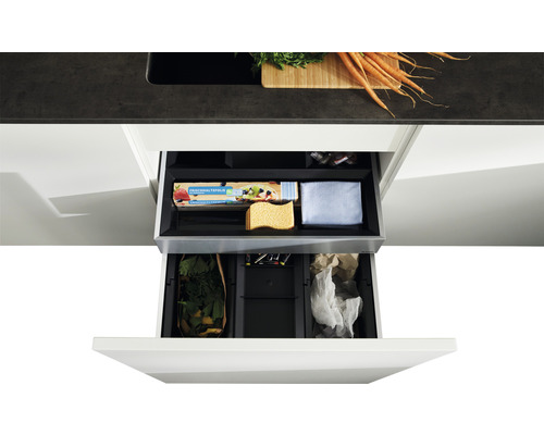 Výsuv s třídicím systémem odpadu a kuchyňským náčiním