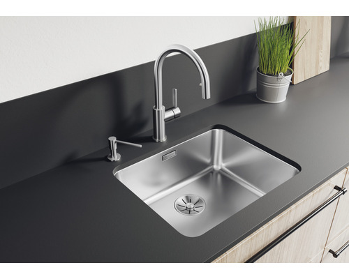 Nerezový dřez s vodovodní baterií a dávkovačem mýdla na kuchyňské lince