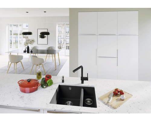 Moderní kuchyně s dřezem, pracovní deskou a jídelním koutem