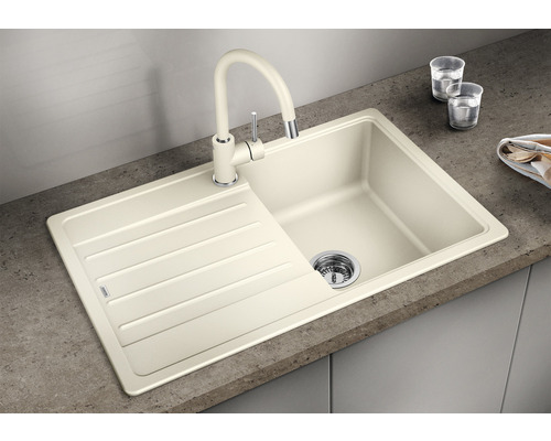 Béžový kuchyňský dřez s odkapávací plochou a odpovídající baterií
